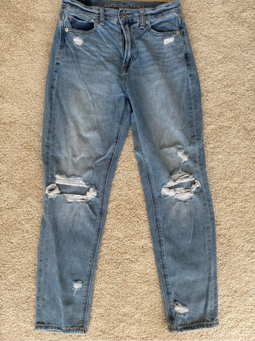 American Eagle distressed women’s jeans